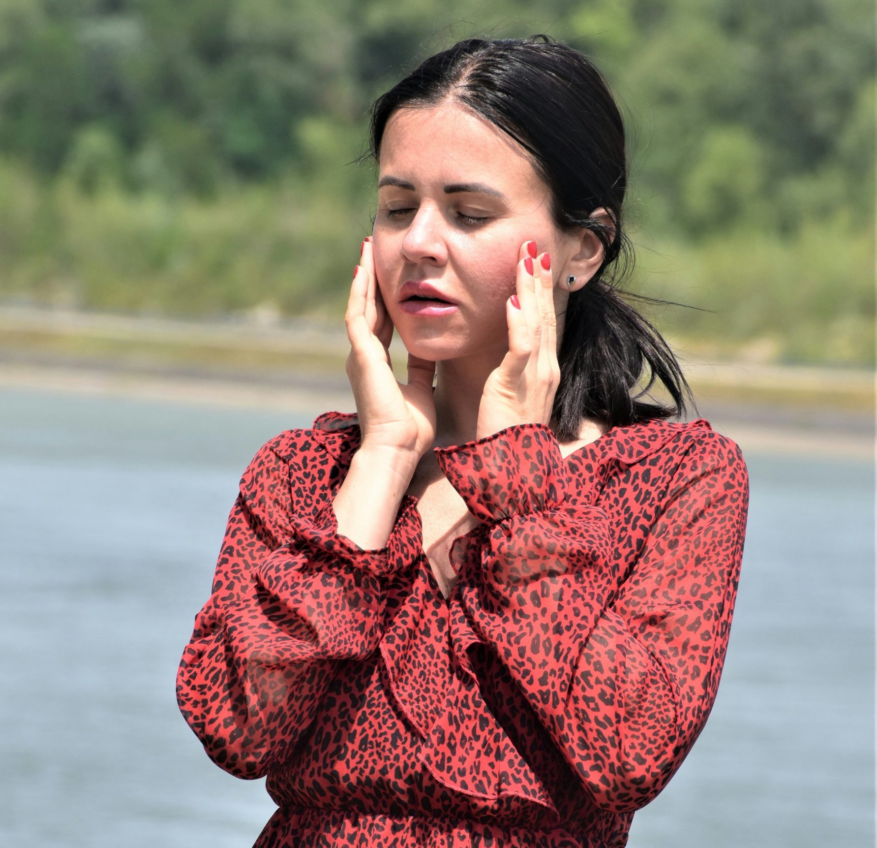 women suffering from jaw pain